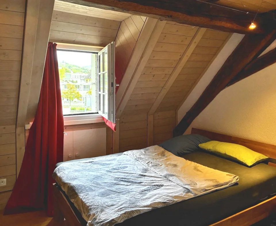 Charmante 3-Zimmer-Dachwohnung mit Sichtbalken und Schwedenofen – Foto 8 von 13