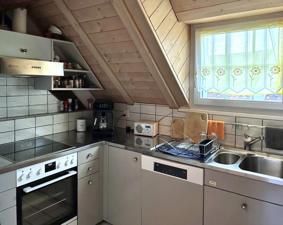 Charmante 3-Zimmer-Dachwohnung mit Sichtbalken und Schwedenofen – Foto 6 von 13