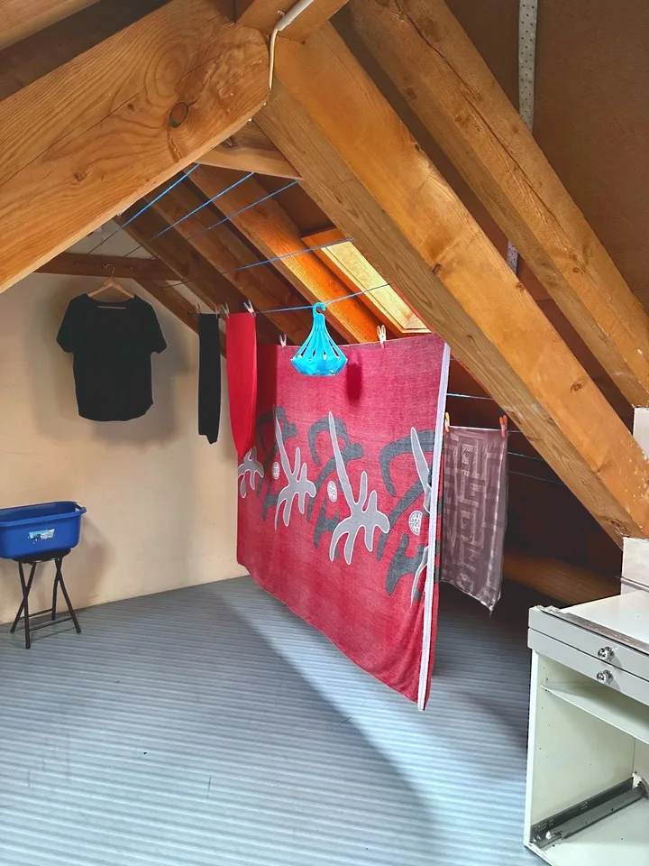 Charmante 3-Zimmer-Dachwohnung mit Sichtbalken und Schwedenofen – Foto 12 von 13