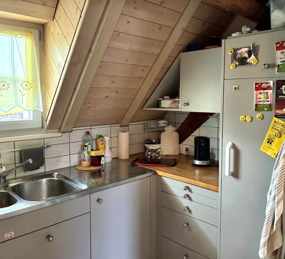 Charmante 3-Zimmer-Dachwohnung mit Sichtbalken und Schwedenofen – Foto 5 von 13