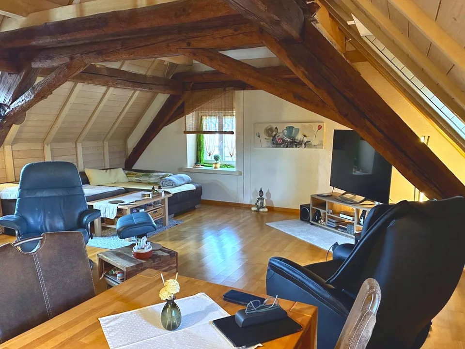 Charmante 3-Zimmer-Dachwohnung mit Sichtbalken und Schwedenofen – Foto 3 von 13