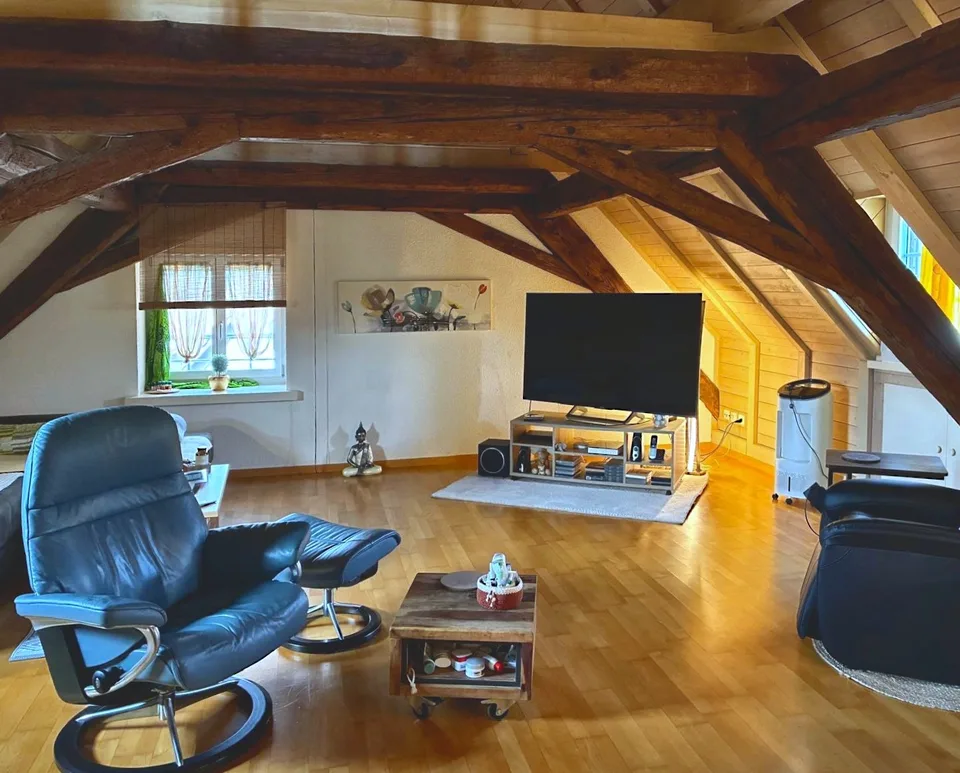 Charmante 3-Zimmer-Dachwohnung mit Sichtbalken und Schwedenofen – Foto 2 von 13