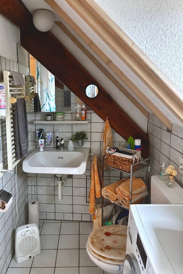 Charmante 3-Zimmer-Dachwohnung mit Sichtbalken und Schwedenofen – Foto 9 von 13