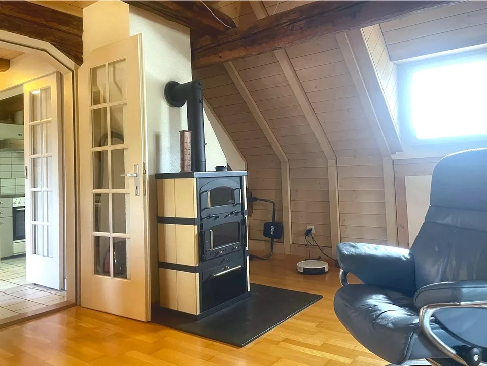 Charmante 3-Zimmer-Dachwohnung mit Sichtbalken und Schwedenofen – Foto 4 von 13