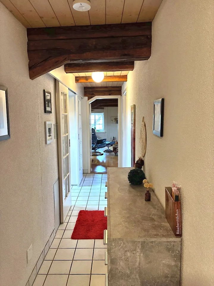 Charmante 3-Zimmer-Dachwohnung mit Sichtbalken und Schwedenofen – Foto 7 von 13