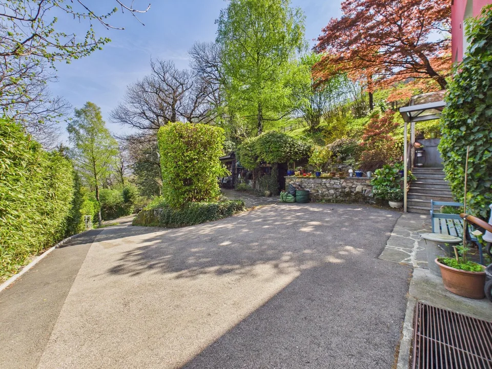 Elegante villa bifamiliare 12 locali con ampio parco di proprietà – foto 4 di 13
