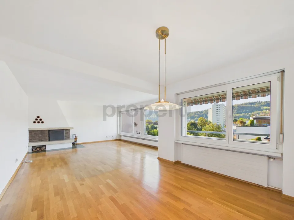 Appartamento 4,5/5,5 locali con terrazza sul tetto privata di 120 m² con padiglione vetrato, caminetto, balcone sud e posto auto sotterraneo! – foto 2 di 13