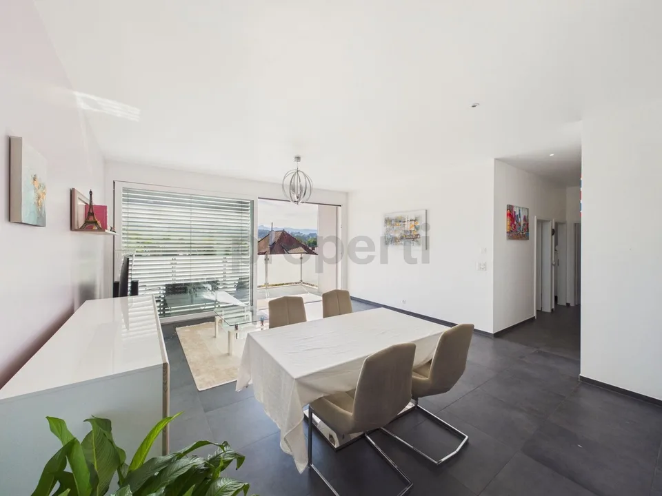 Panoramablick auf das Schloss und die Préalpes, Attika mit 3 m Deckenhöhe, Balkon 12 m² & Parkplatz inklusive! – Foto 2 von 9