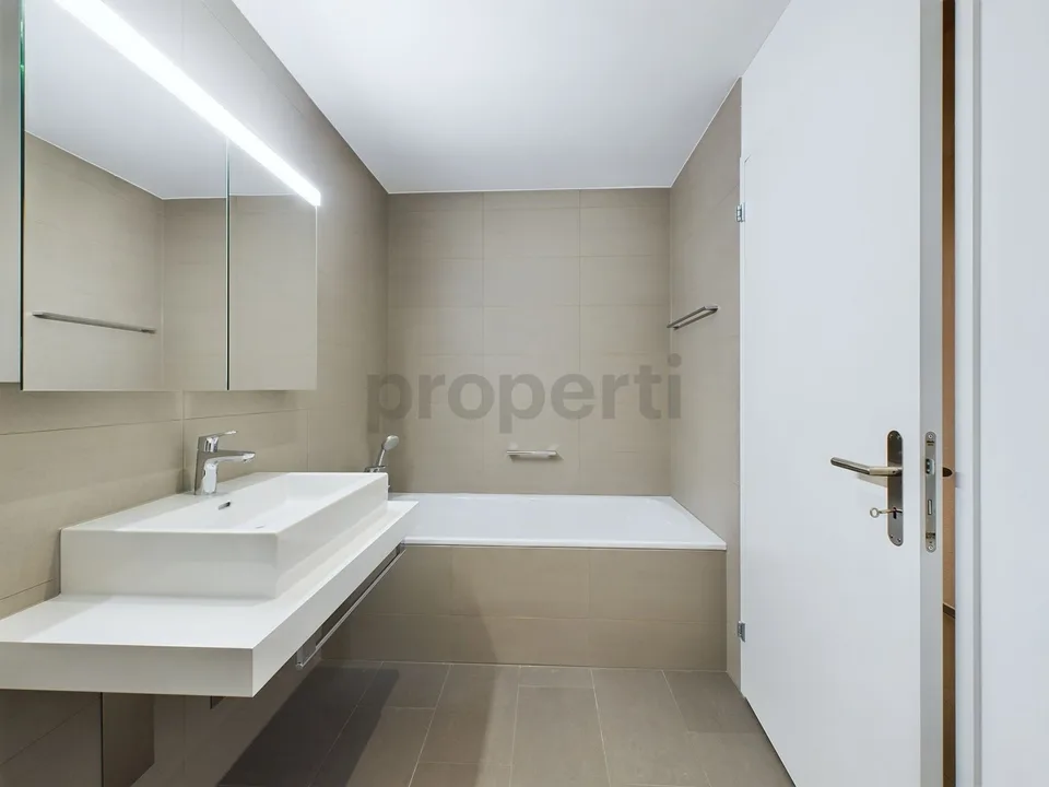 Moderne Kochinsel, Sitzplatz mit Garten & Minergie-Standard! – Foto 6 von 9