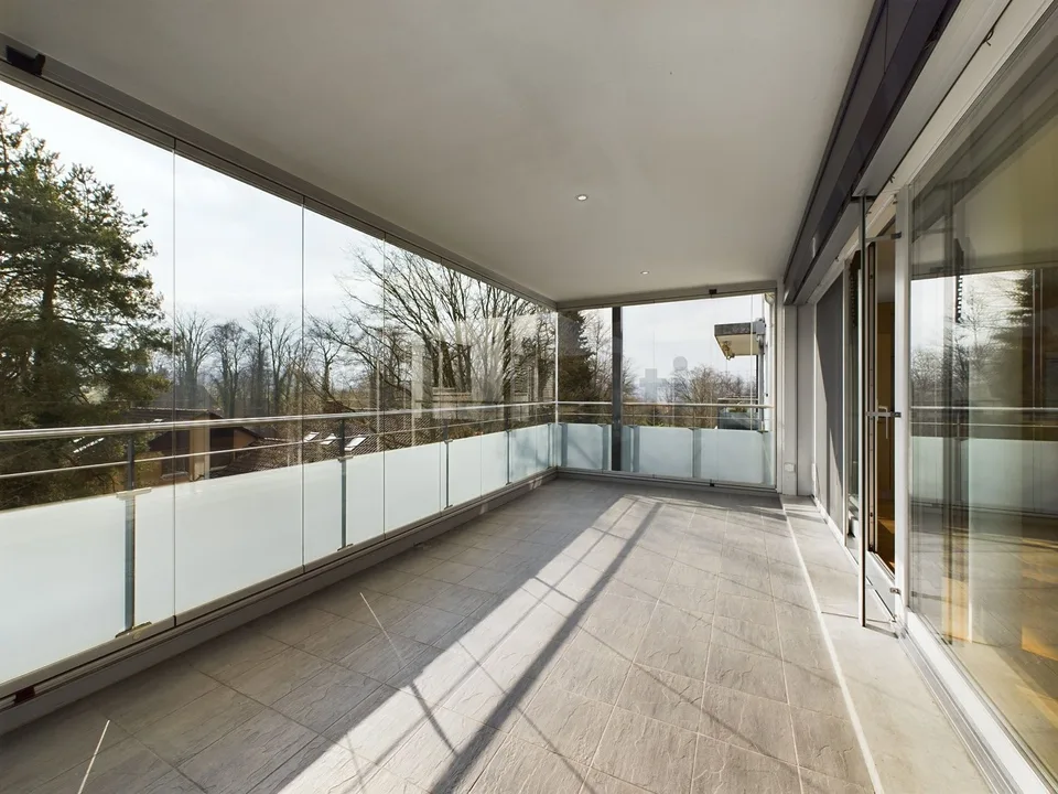 Balkon mit Wintergarten, Bergsicht & Umfassend Renoviert! – Foto 8 von 10
