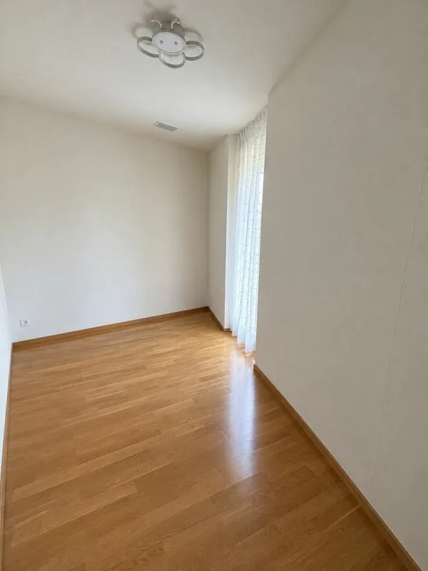 Plaza Verde - More Living Space! 2.5-room apartment for rent – photo 7 of 9