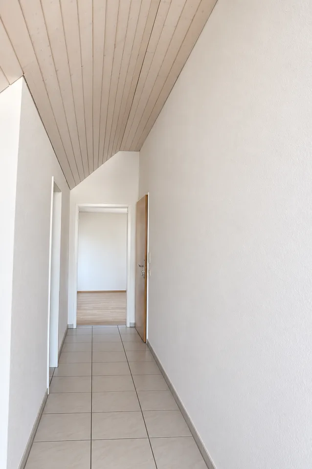 Charmante 2.5-Zimmer-Dachwohnung mit herrlichem Ausblick in Fischbach-Göslikon – Foto 5 von 6