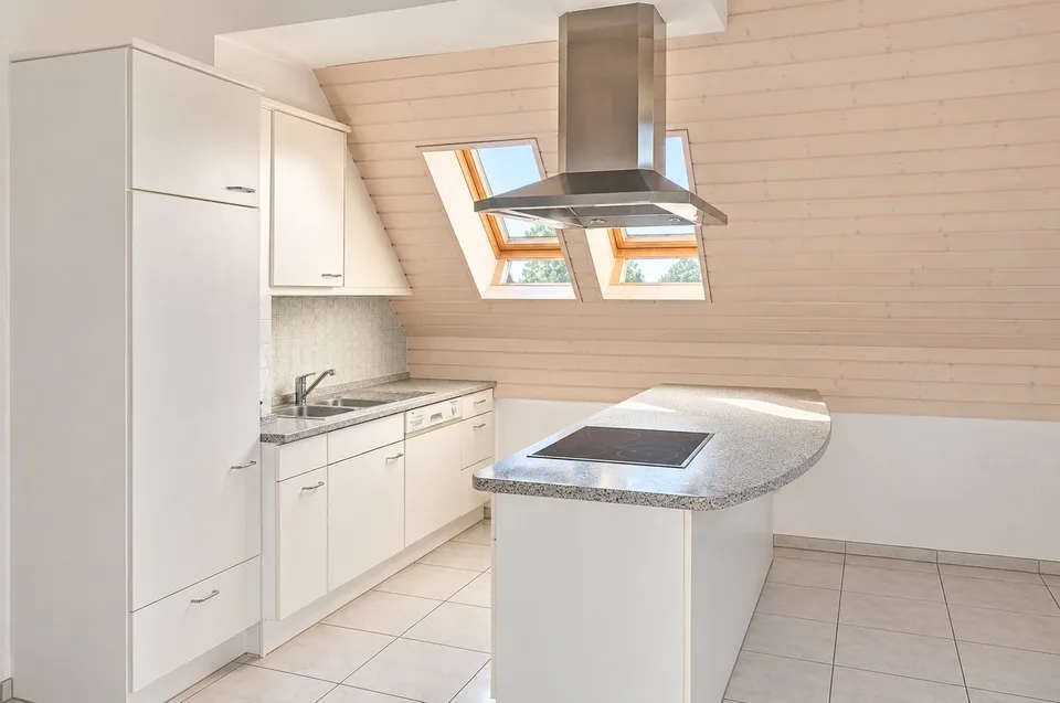 Charmante 2.5-Zimmer-Dachwohnung mit herrlichem Ausblick in Fischbach-Göslikon – Foto 4 von 6