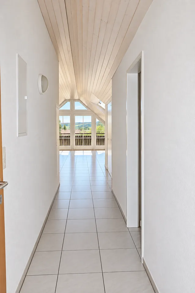 Charmante 2.5-Zimmer-Dachwohnung mit herrlichem Ausblick in Fischbach-Göslikon – Foto 2 von 6