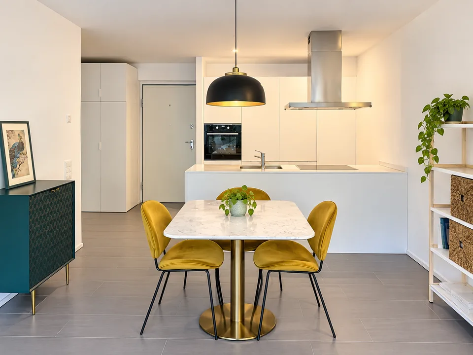 Moderne 2.5 Zimmer Wohnung mit Terrasse und Blick ins Grüne – Foto 3 von 7