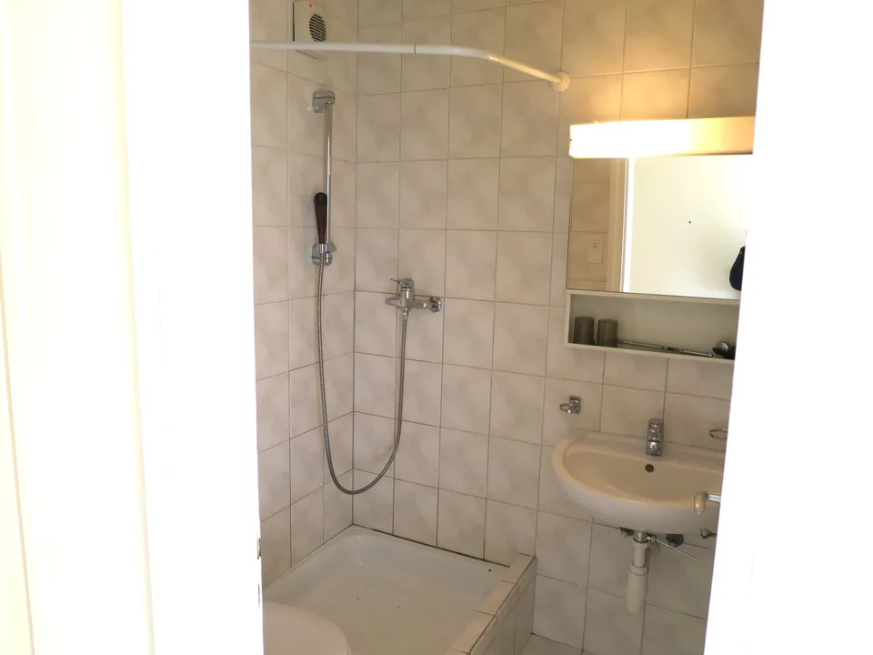 Charmantes 1-Zimmer-Apartment im 6. OG mit schöner Aussicht – St. Gallen – Foto 3 von 7