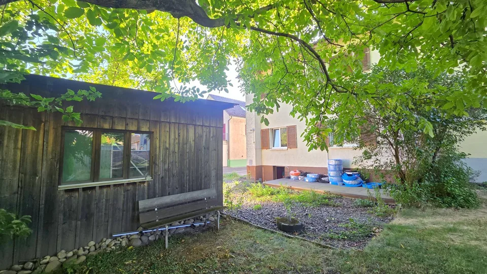 Casa residenziale e commerciale con 2 appartamenti e un salone di parrucchieri, rendita lorda 4,3% – foto 4 di 12