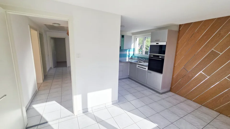 Casa residenziale e commerciale con 2 appartamenti e un salone di parrucchieri, rendita lorda 4,3% – foto 7 di 12