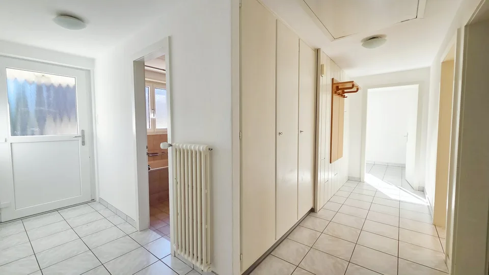 Casa residenziale e commerciale con 2 appartamenti e un salone di parrucchieri, rendita lorda 4,3% – foto 5 di 12