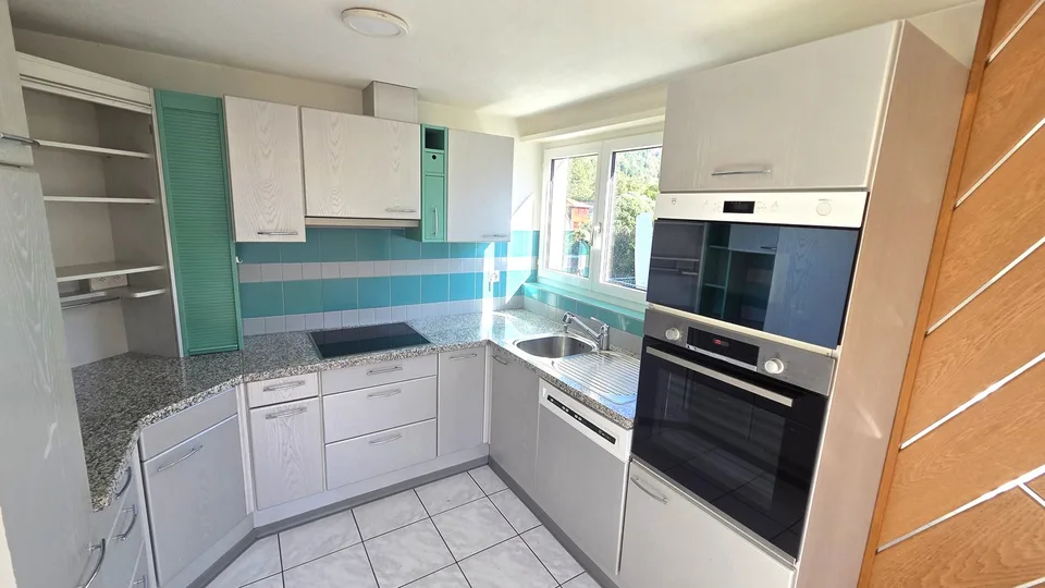 Casa residenziale e commerciale con 2 appartamenti e un salone di parrucchieri, rendita lorda 4,3% – foto 2 di 12