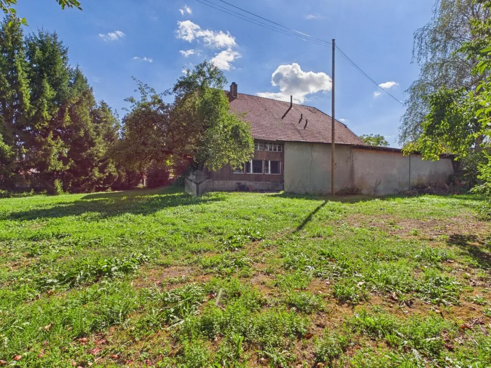 Casa colonica ben mantenuta con grande riserva di terreno edificabile nella zona centrale del bel Seeland – foto 17 di 18