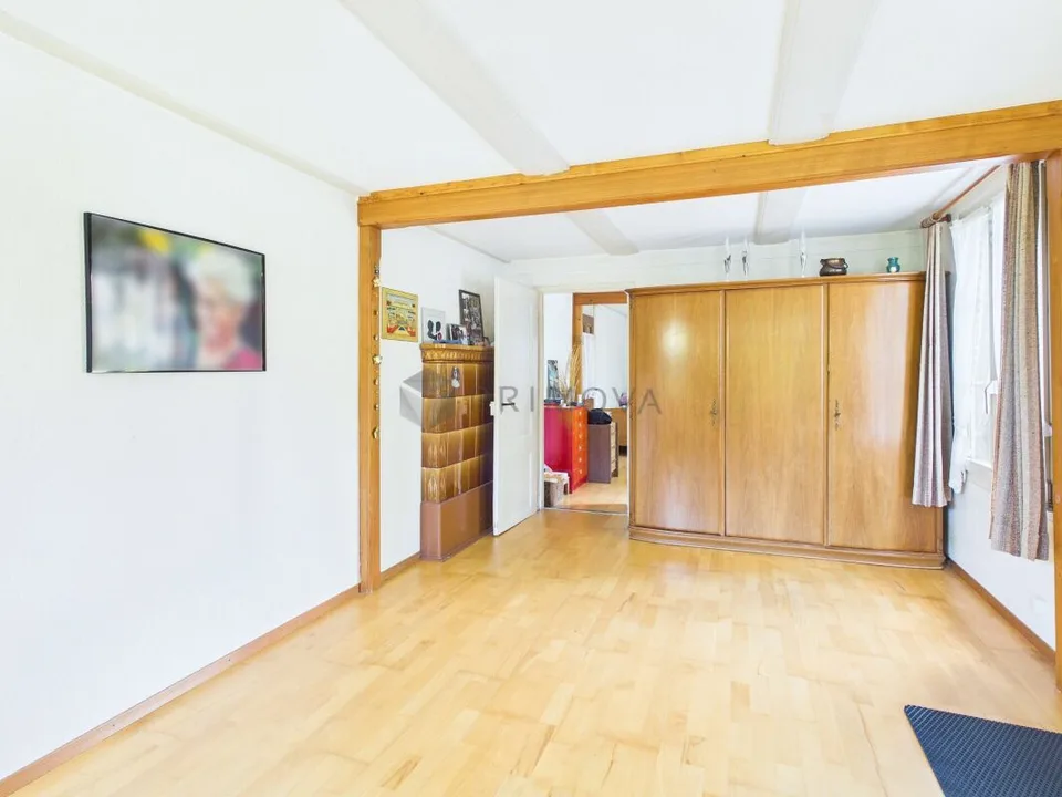 Casa colonica ben mantenuta con grande riserva di terreno edificabile nella zona centrale del bel Seeland – foto 11 di 18