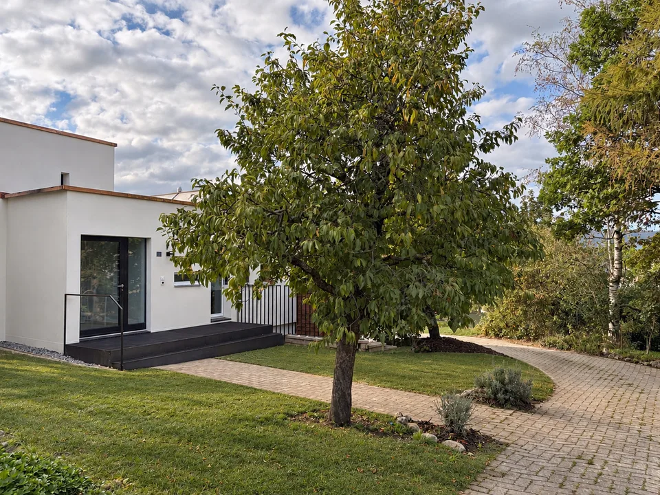BULLE -- VILLA CONTIGUË RÉNOVÉE DE 6,5 PIÈCES AVEC JARDIN – photo 2 sur 13