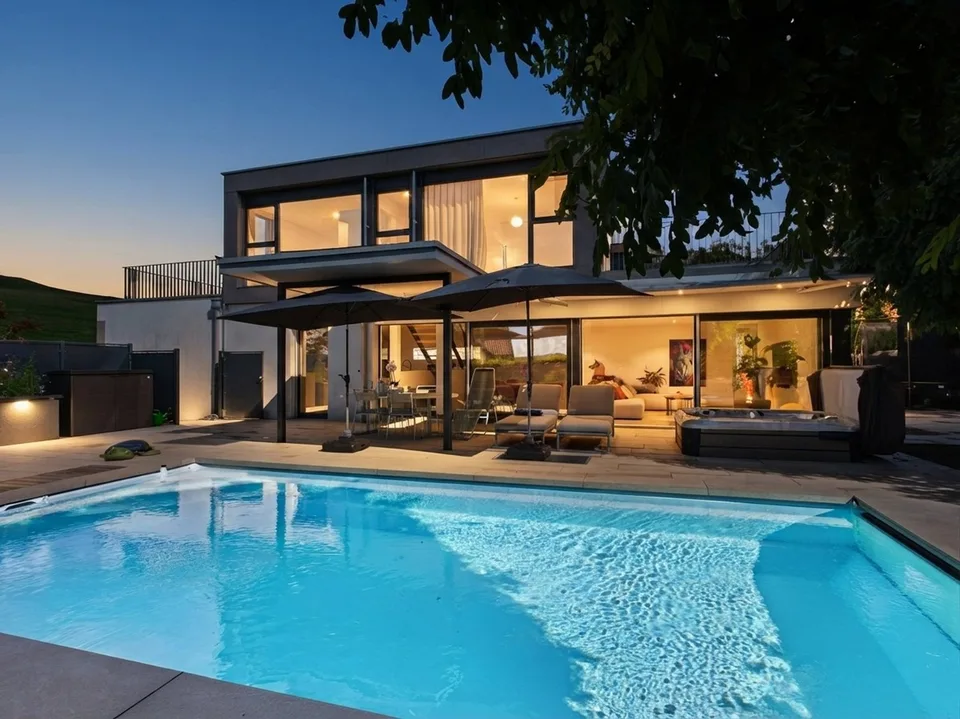 Ein Zuhause, das keine Wünsche offenlässt - Modernes Einfamilienhaus mit Garten und Pool – Foto 2 von 12