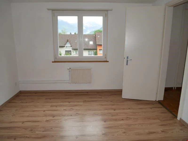 Helle 2-Zimmer-Wohnung mit Balkon und Bergblick in Bilten – Foto 6 von 9