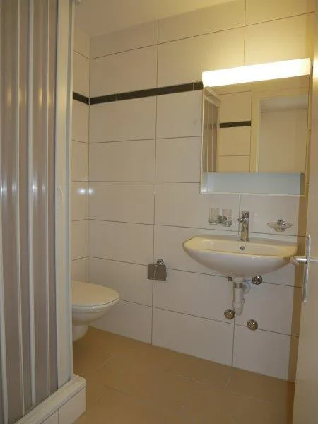 Helle 2-Zimmer-Wohnung mit Balkon und Bergblick in Bilten – Foto 8 von 9