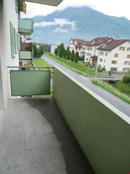 Helle 2-Zimmer-Wohnung mit Balkon und Bergblick in Bilten – Foto 3 von 9