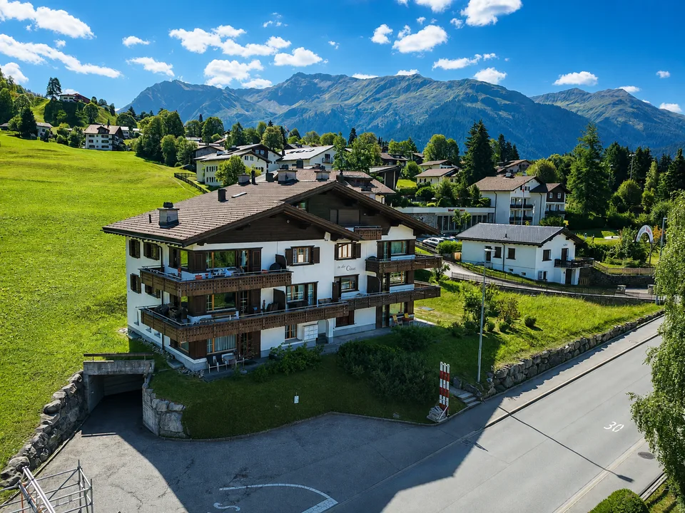 Appartement de 2,5 pièces stylé et entièrement meublé avec place assise dans le jardin à Klosters – photo 2 sur 14