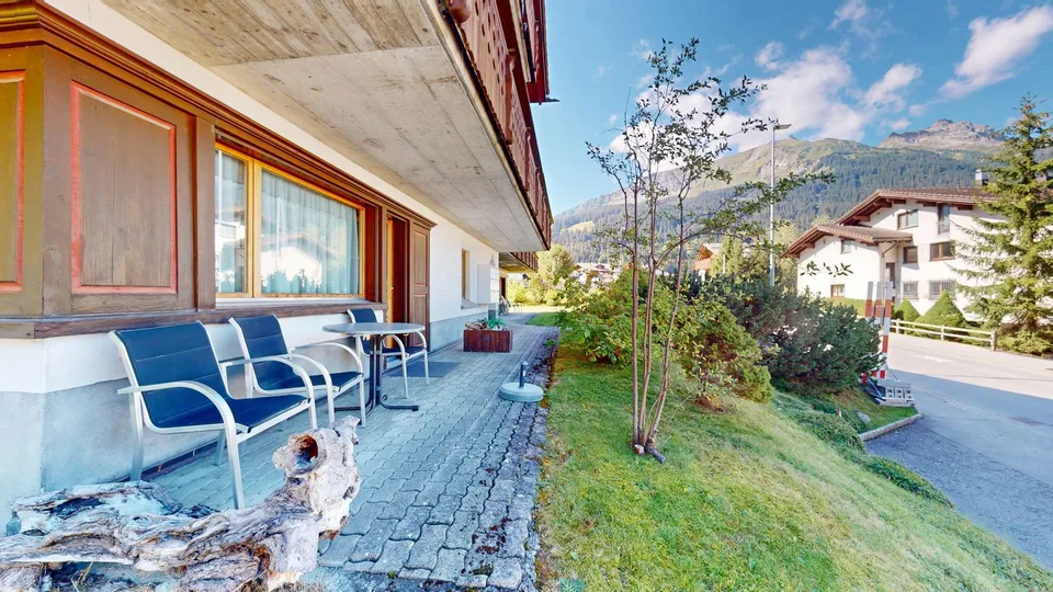 Appartement de 2,5 pièces stylé et entièrement meublé avec place assise dans le jardin à Klosters – photo 7 sur 14