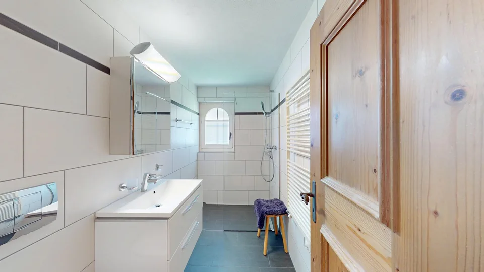Appartement de 2,5 pièces stylé et entièrement meublé avec place assise dans le jardin à Klosters – photo 11 sur 14