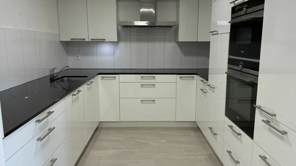 Appartamento moderno con grande terrazza – foto 3 di 8