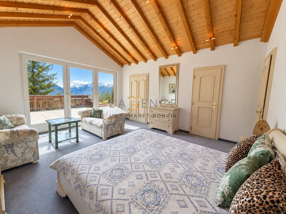 L'ELEGANCE D'UN GRAND CHALET PRIVE FACE AUX ALPES – foto 9 di 13