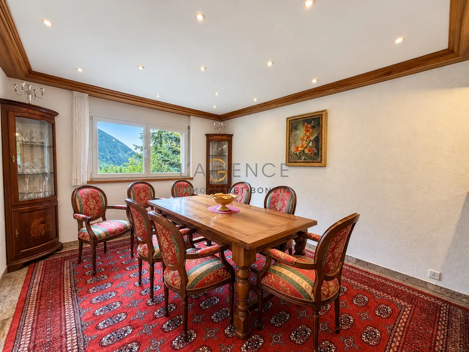 L'ELEGANCE D'UN GRAND CHALET PRIVE FACE AUX ALPES – foto 3 di 13