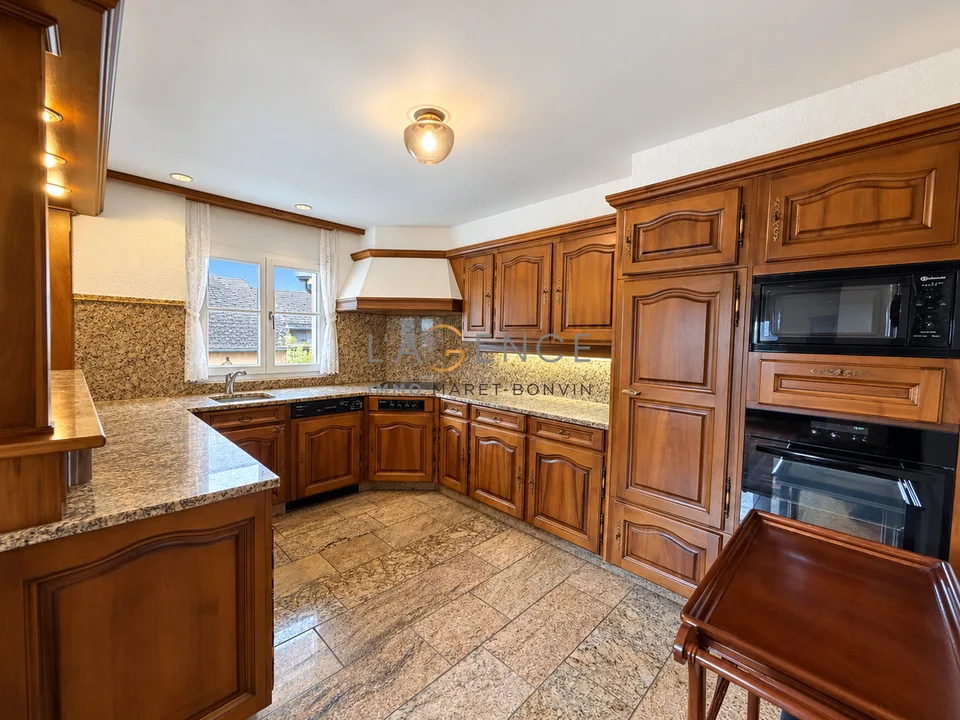 L'ELEGANCE D'UN GRAND CHALET PRIVE FACE AUX ALPES – foto 6 di 13