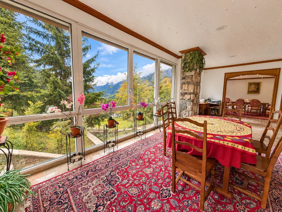 L'ELEGANCE D'UN GRAND CHALET PRIVE FACE AUX ALPES – foto 2 di 13