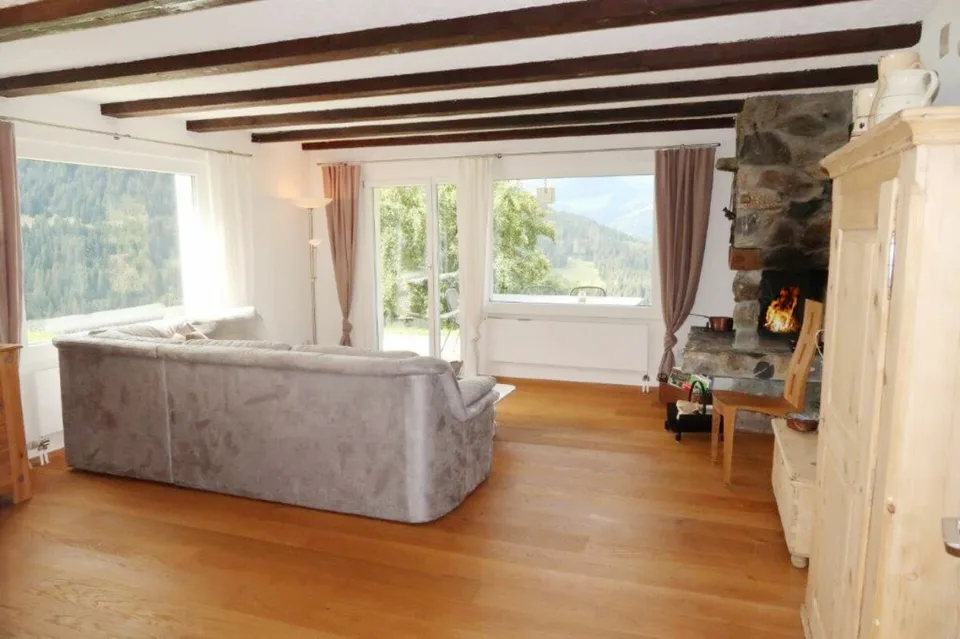 Appartement de 4 pièces et demi au rez-de-chaussée à Pitasch – photo 2 sur 8
