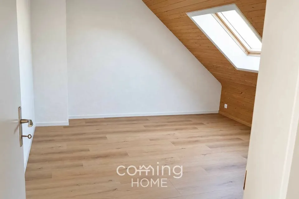 Modernisierte 2.5 Zimmer Dachwohnung mit Balkon in Thörigen – Foto 4 von 8