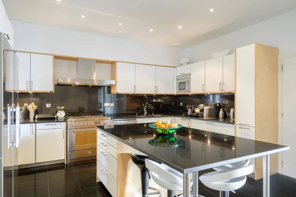 Magnifique appartement avec terrasse surplombant le lac – photo 3 sur 12