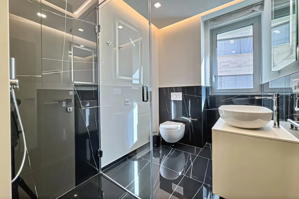 Lugano-Muzzano: Elegant furnished 3.5-room apartment with direct access to Lake Lugano for sale – photo 6 of 11