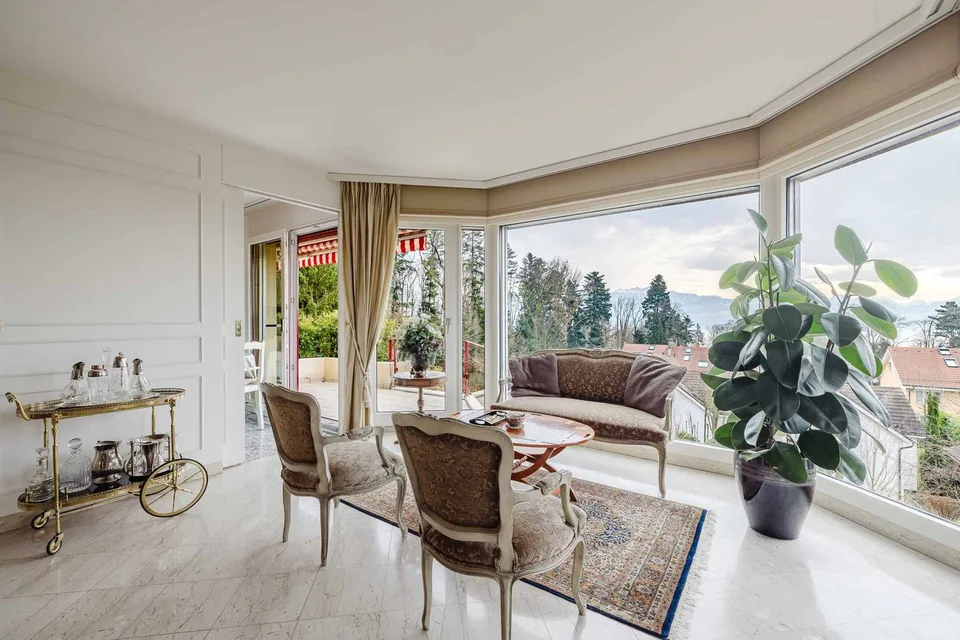 Elegantes Apartment mit Privatlift, Terrassen und freier Sicht in Pully Nord – Foto 2 von 6