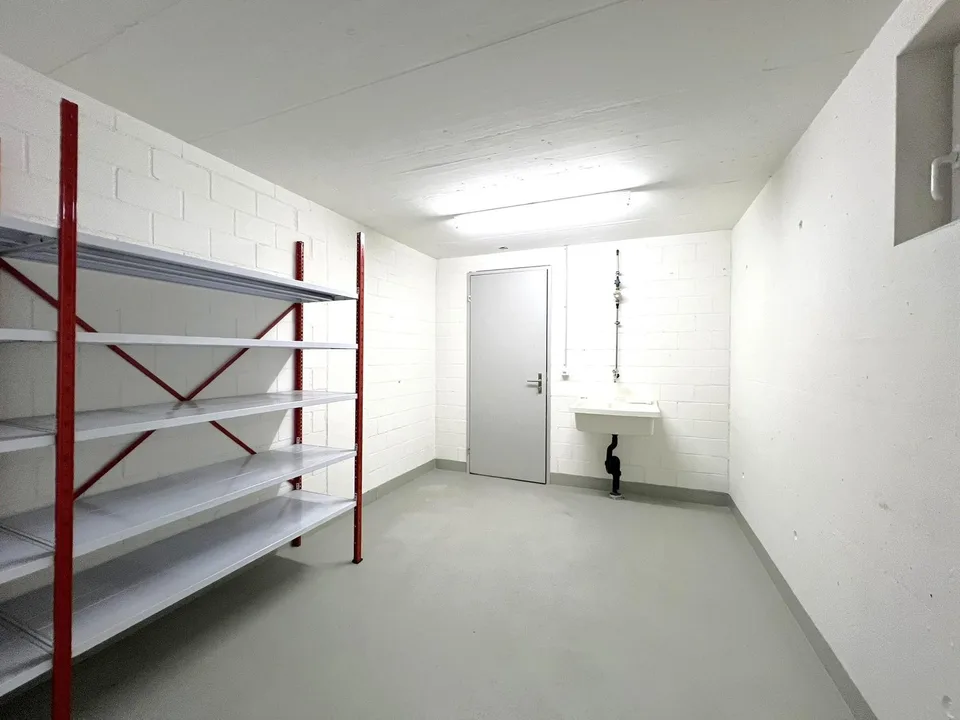 Locale per attività manuali e deposito in affitto a Dübendorf – foto 2 di 3