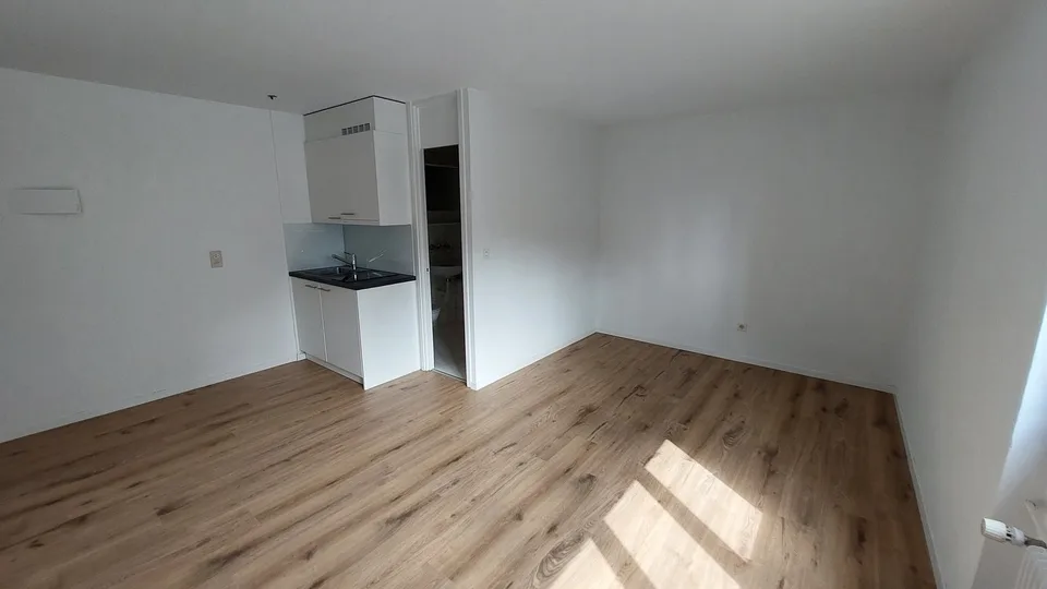 Modernes Studio mit neuer Küche – Foto 4 von 5