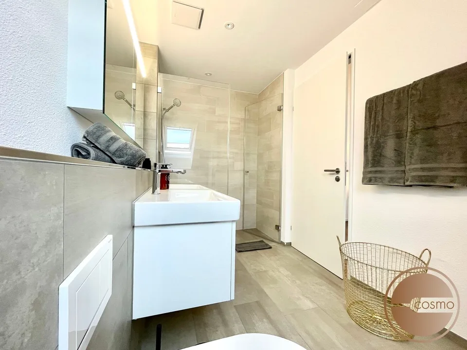 PENTHOUSE MIT AUSSICHT IM HERZEN WIEDIKONS / PENTHOUSE WITH VIEW IN THE HEART OF WIEDIKON – Foto 10 von 12