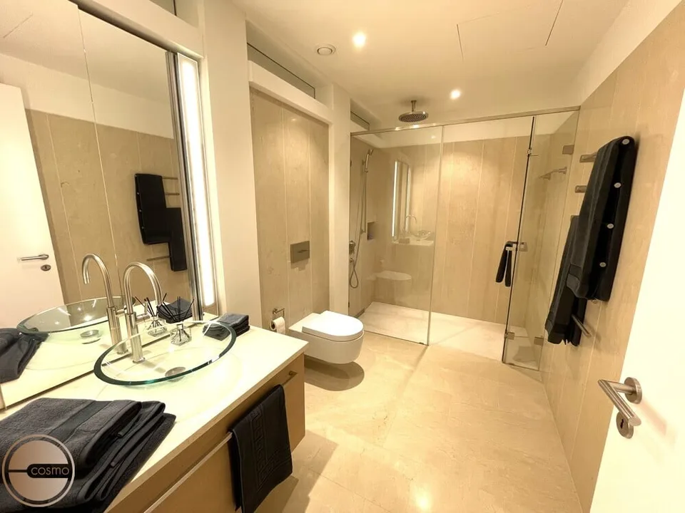 KUNSTVOLLES 1-SCHLAFZIMMER APARTMENT AM SEEBURGPARK / ARTISTIC 1-BEDROOM APARTMENT AT SEEBURGPARK – photo 6 sur 9