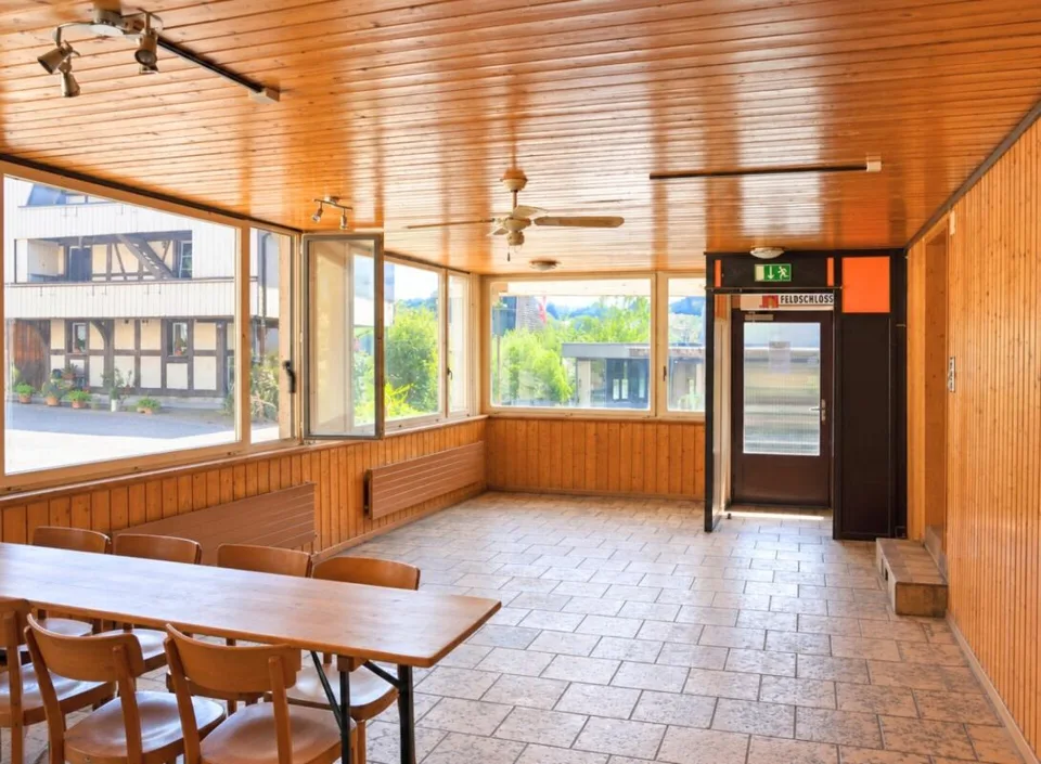 Wohnen, Gastgeben, Investieren - vielseitige Liegenschaft mit Restaurant & 2 Wohnungen – Foto 2 von 12