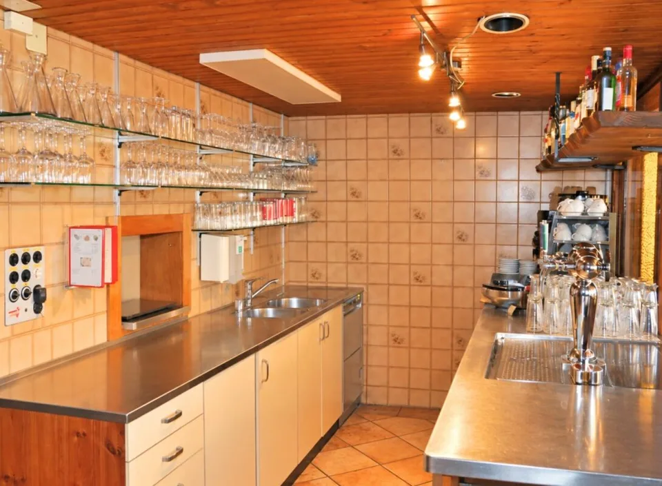 Wohnen, Gastgeben, Investieren - vielseitige Liegenschaft mit Restaurant & 2 Wohnungen – Foto 6 von 12